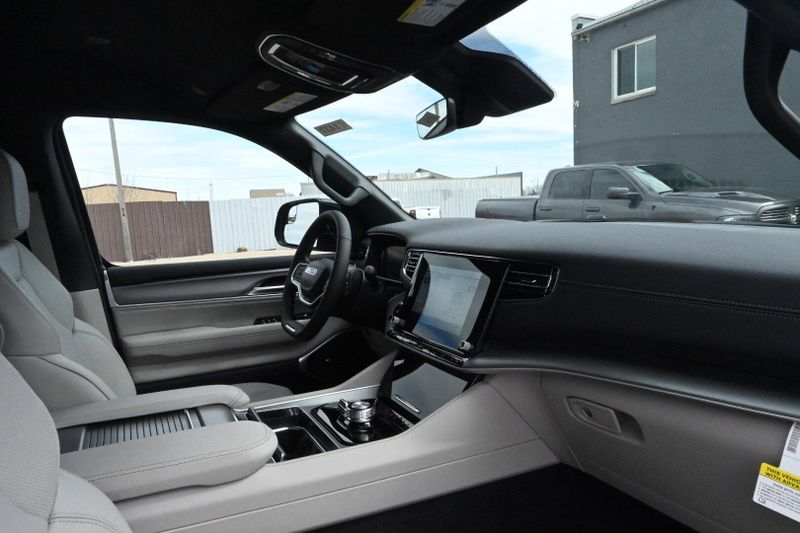 2025 Wagoneer L Image 19