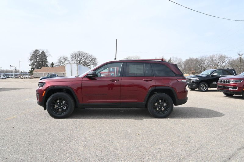2025 Jeep Grand Cherokee Altitude XImage 5