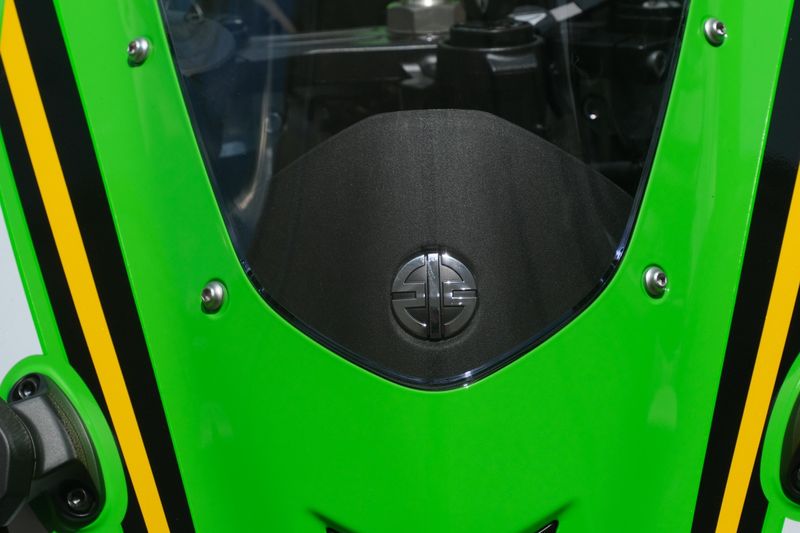 2025 Kawasaki NINJA ZX10R KRT EDITION LIME GREEN AND EBONY AND PEARL BLIZZARD WHITE Image 20