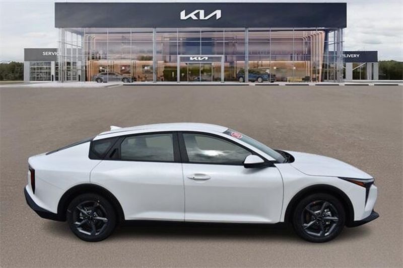 2025 Kia K4 LXSImage 2