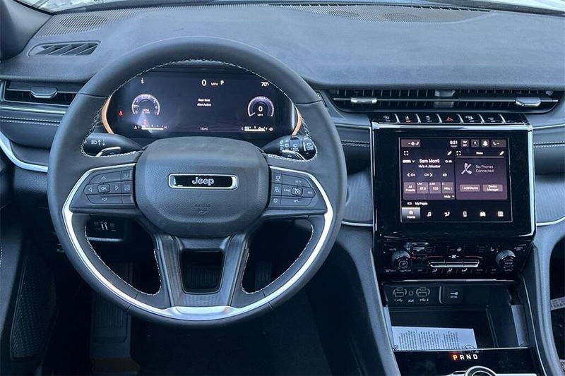 2025 Jeep Grand Cherokee Altitude photo 14