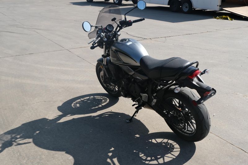 2023 Kawasaki Z650RS METALLIC MOONDUST GRAY AND EBONY Image 5