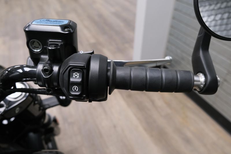 USED 2025 INDIAN MOTORCYCLE SCOUT BOBBER LIMITED WITH TECHNOLOGY PACKAGE BLACK METALLIC Image 24