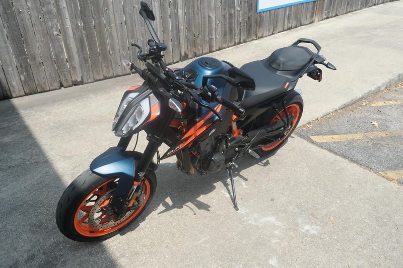 2023 KTM 890 DUKE R ORANGE AND BLUE Image 8