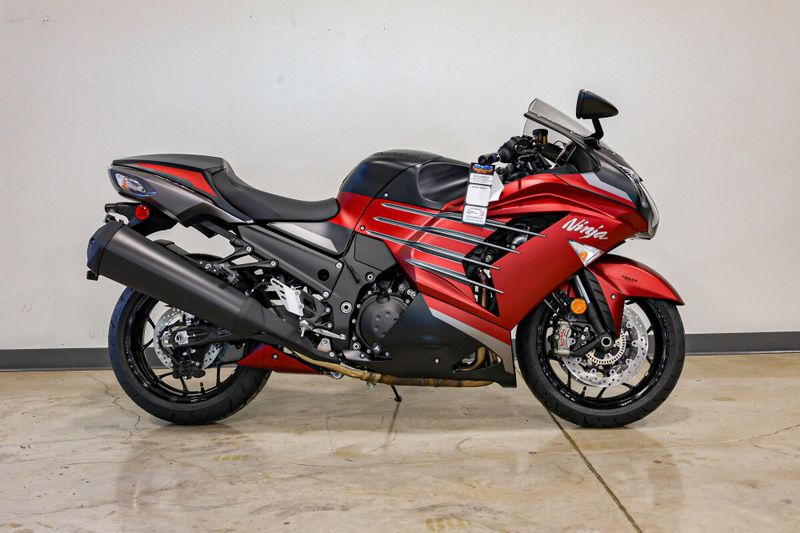 2025 Kawasaki NINJA ZX14R ABS METALLIC MATTE RED AND METALLIC FLAT SPARK BLACK AND METALLIC MATTE GRAPHITE GRAYImage 11