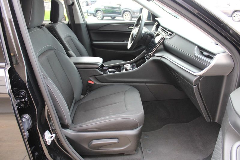 2023 Jeep Grand Cherokee Laredo photo 22