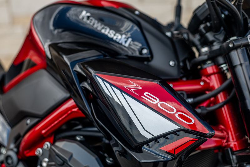 2024 Kawasaki Z500 SE ABS CANDY PERSIMMON RED AND METALLIC FLAT SPARK BLACK AND METALLIC MATTE GRAPHENESTEEL GRAYImage 11