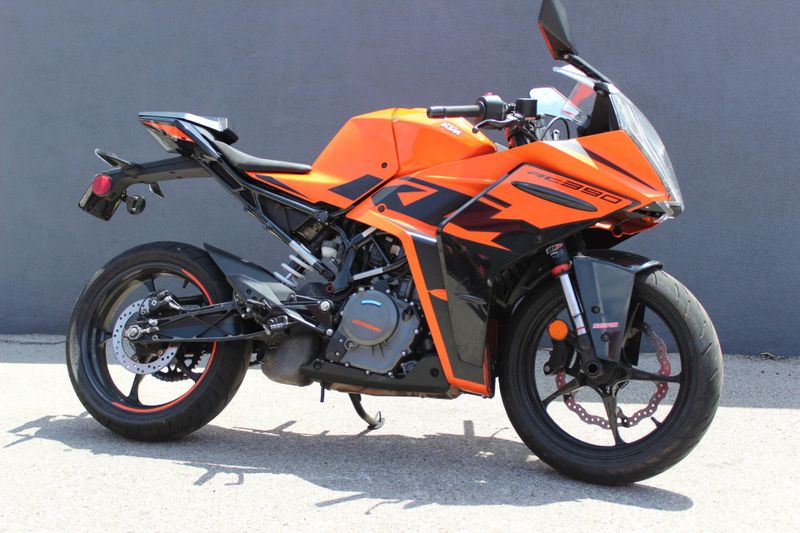 2022 KTM RC 390 Image 6