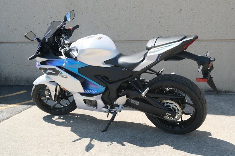 2025 Yamaha YZFR3 ABS LUNAR WHITE AND NEBULA BLUE Image 6