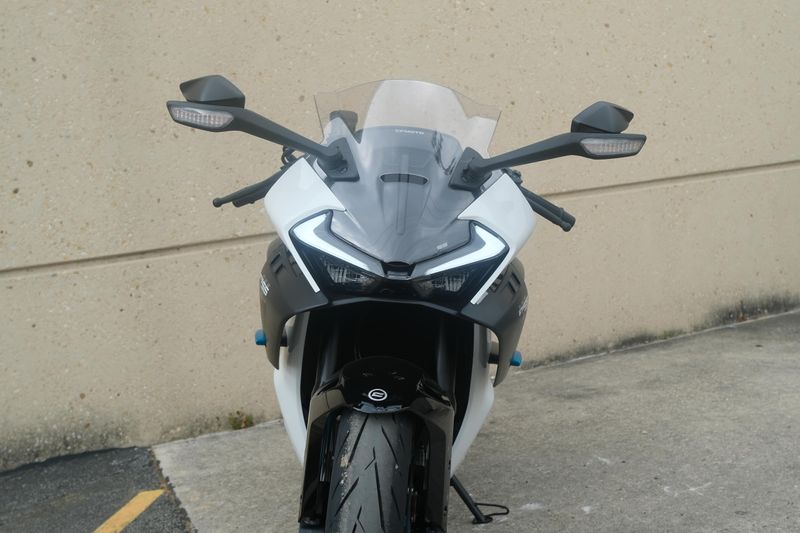 2025 CFMOTO 675SS NEBULA WHITE Image 22