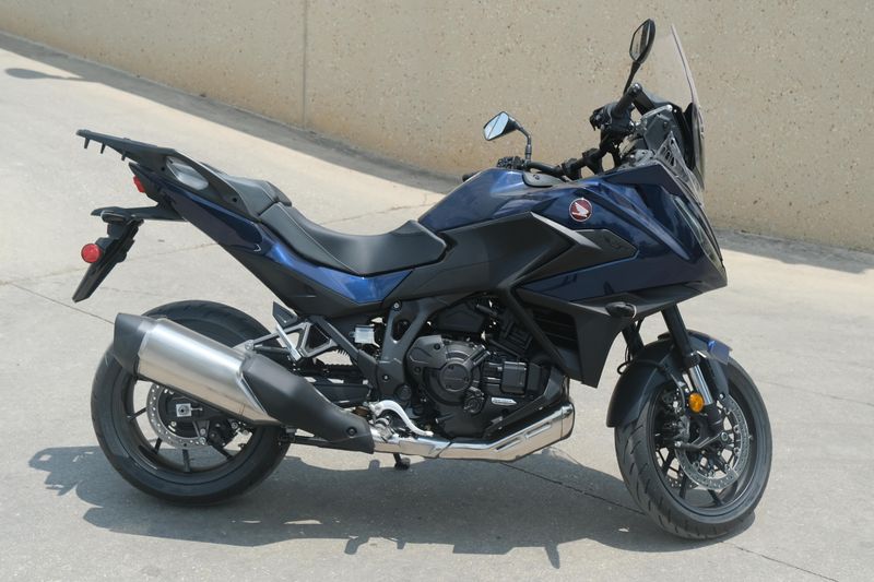 2025 Honda NT1100D PEARL HAWKEYE BLUE Image 2