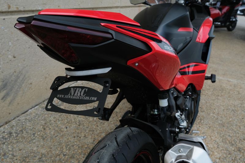 2025 Kawasaki NINJA 500 SE ABS PASSION RED AND METALLIC FLAT SPARK BLACK AND METALLIC MATTE DARK GRAY Image 4