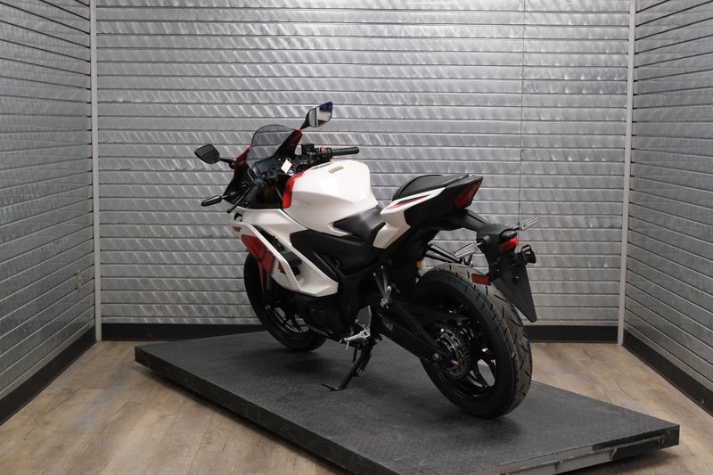 NEW 2026 YAMAHA YZF-R3 ABS 70TH ANNIVERSARY EDITION Image 5