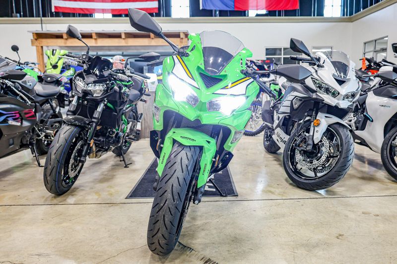 2025 Kawasaki NINJA ZX4RR ABS KRT EDITION ABS LIME GREEN AND EBONY AND PEARL BLIZZARD WHITEImage 9