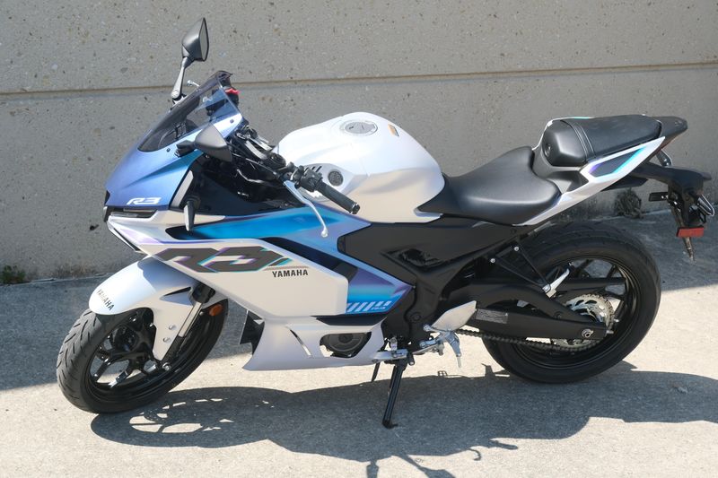 2025 Yamaha YZFR3 ABS LUNAR WHITE AND NEBULA BLUE Image 7