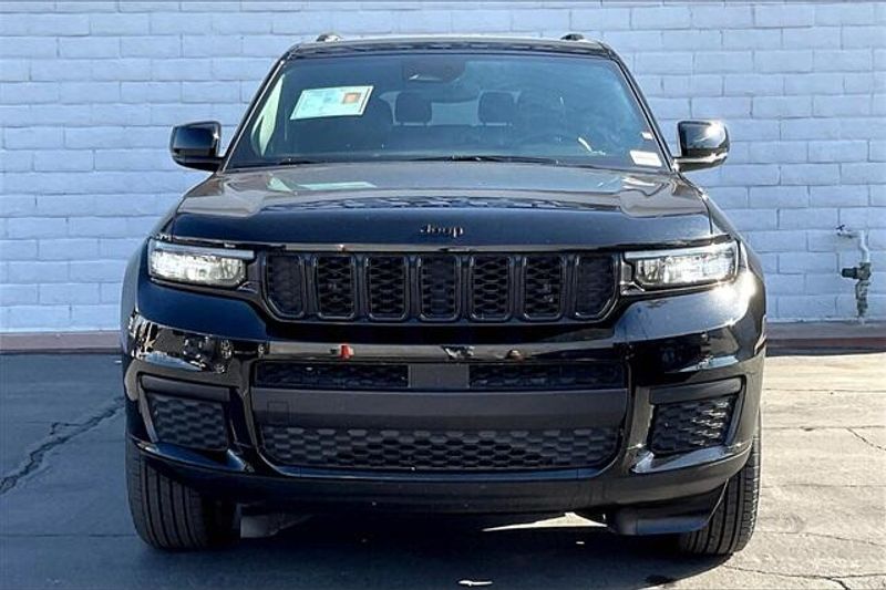 2024 Jeep Grand Cherokee Altitude photo 2