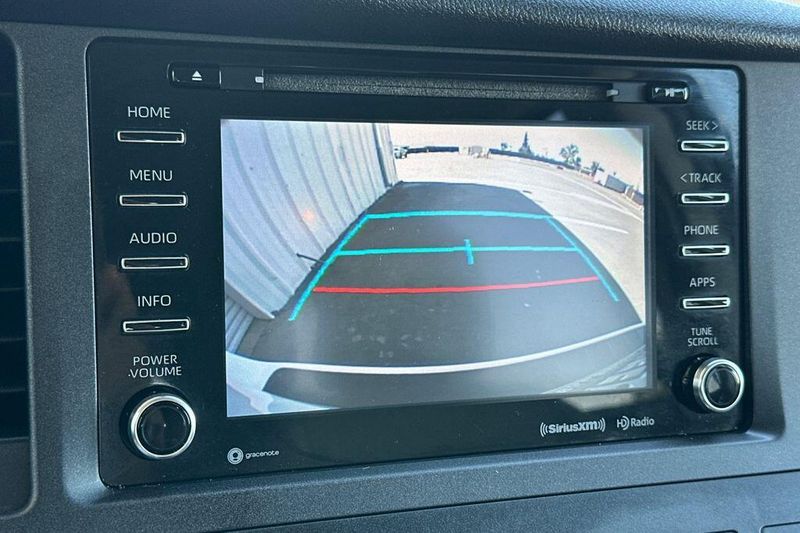 Used 2018 Toyota Sienna LEImage 19