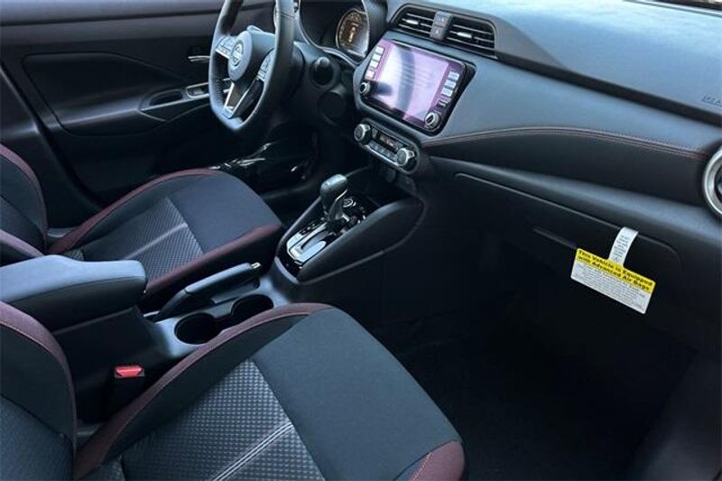 New 2025 Nissan Versa 1.6 SRImage 12
