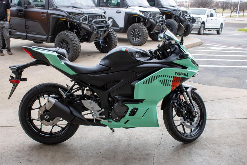 NEW 2026 YAMAHA YZFR3 ABS Image 3