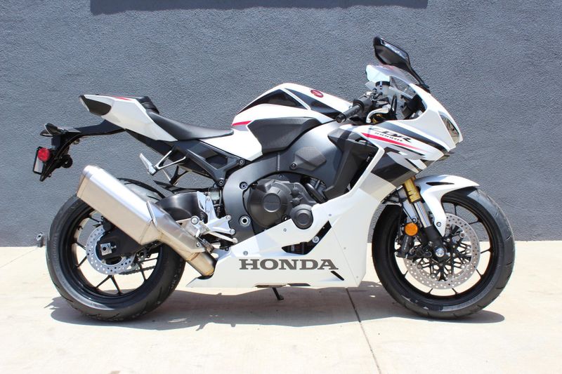 2025 Honda CBR1000RR Image 1