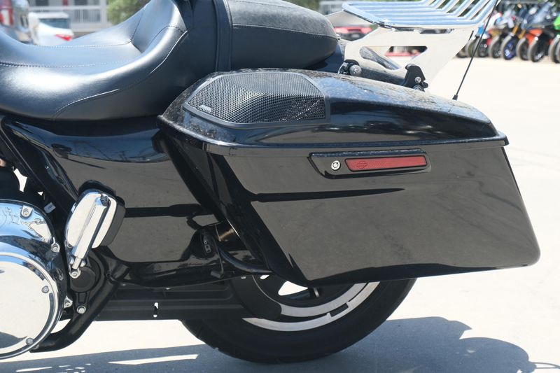 Used 2019 HARLEY STREET GLIDE BLACK Image 21