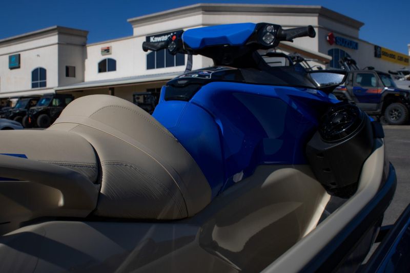 2025 SEADOO WAKE PRO 230 WITH SOUND SYSTEM IDF SAND AND DAZZLING BLUE Image 8