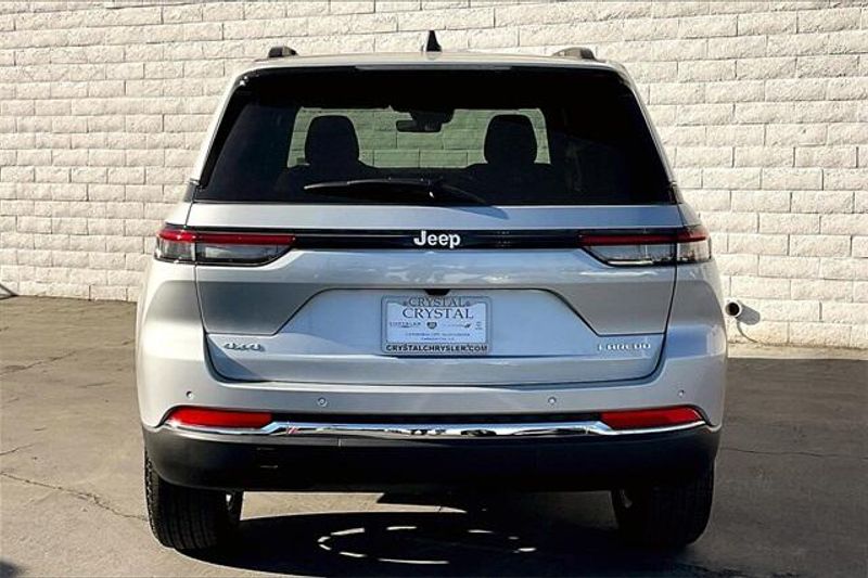 2025 Jeep Grand Cherokee Laredo photo 3