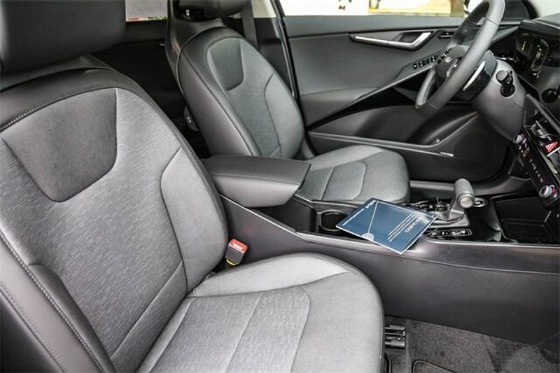 New 2025 Kia Niro SXImage 7