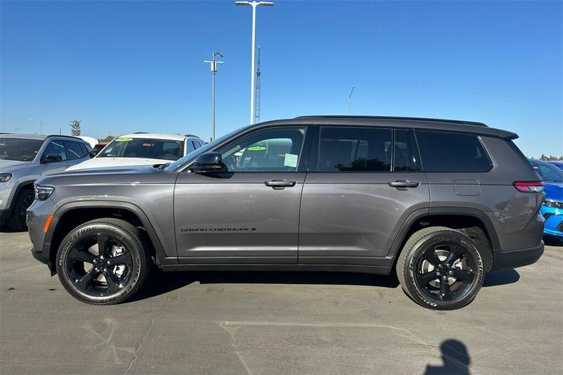 2025 Jeep Grand Cherokee Altitude photo 7