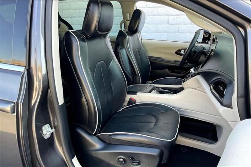 2023 Chrysler Pacifica Hybrid LimitedImage 6