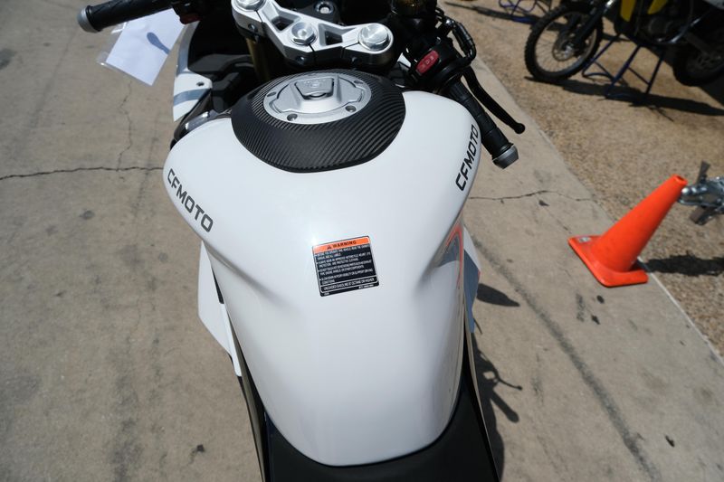 2024 CFMOTO 450SS NEBULA WHITEImage 11