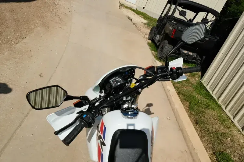 NEW 2025 HONDA XR650L WHITE Image 15