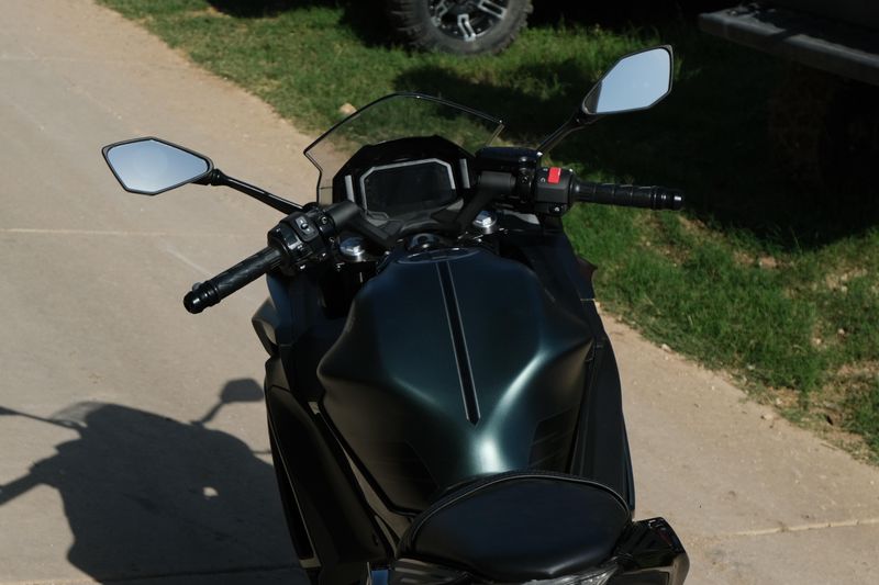 2025 Kawasaki NINJA 650 ABS METALLIC MATTE OLD SCHOOL GREEN AND METALLIC SPARK BLACK Image 6