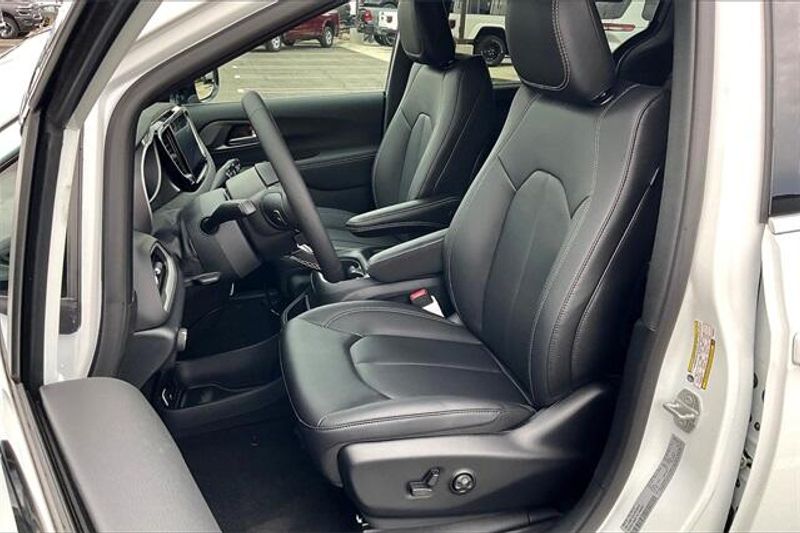 New 2026 Chrysler Voyager LxImage 8