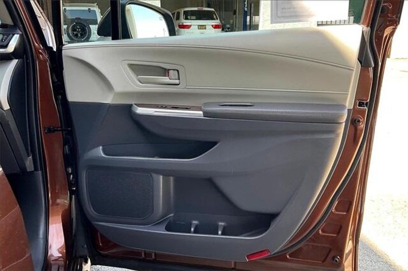 Used 2022 Toyota Sienna LE HybridImage 23