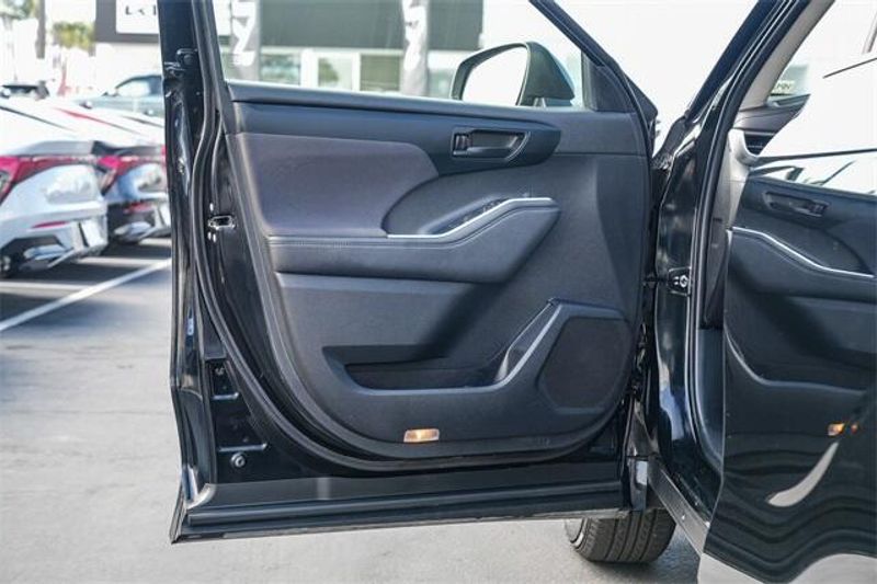 2023 Toyota Highlander LEImage 21