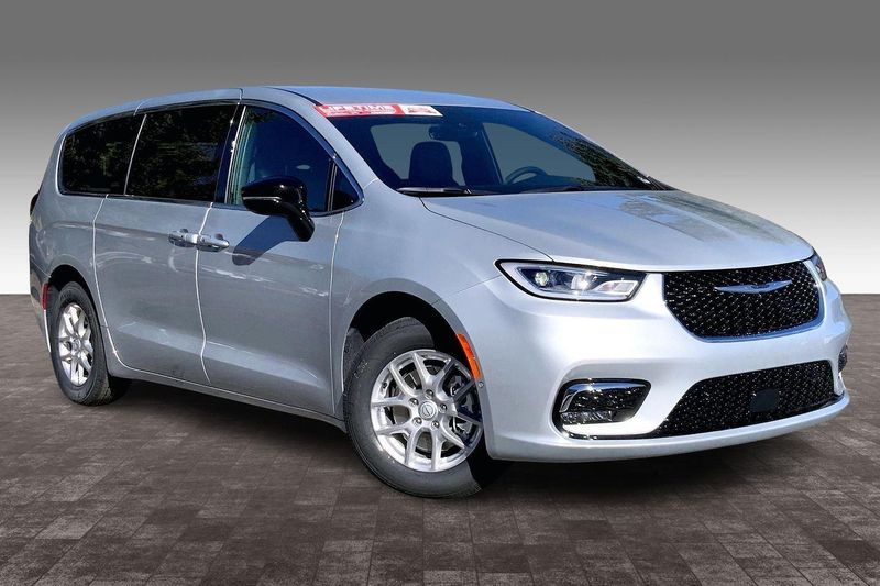 2026 Chrysler Pacifica photo 2