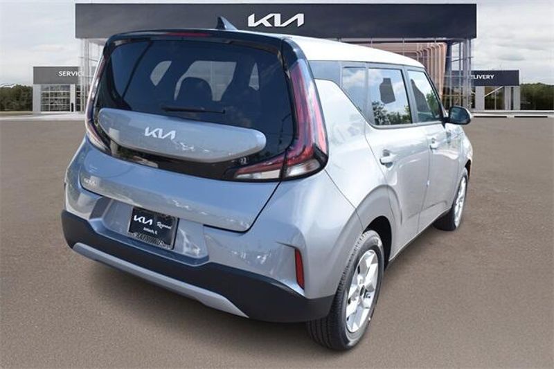 New 2025 Kia Soul LXImage 3