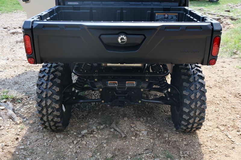 2025 Can-Am DEFENDER MAX LIMITED CAB HD10 DESERT TAN AND STEALTH BLACK Image 6