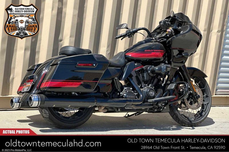 2021 Harley-Davidson Road Glide in a BLACK HOLE W/PINSTRIPE exterior color. BMW Motorcycles of Temecula – Southern California (951) 506-6903 bmwmotorcyclesoftemecula.com 