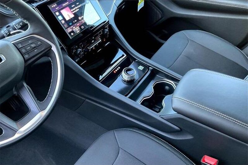 New 2025 Jeep Grand Cherokee L Laredo 4x4Image 7