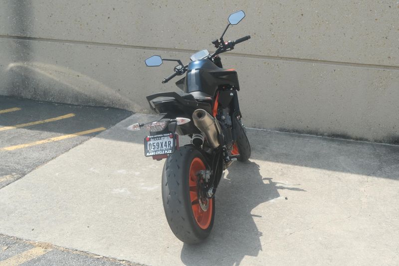 2023 KTM 890 DUKE R ORANGE AND BLUE Image 5