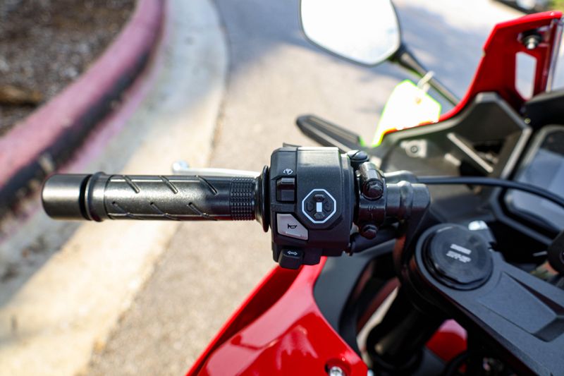 USED 2025 HONDA CBR500R Image 2