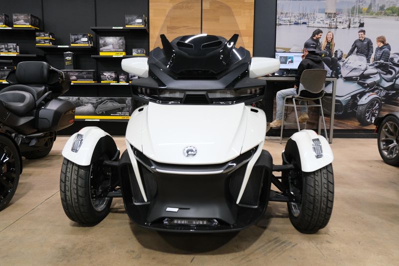 NEW 2026 CAN-AM SPYDER RT LIMITED Image 2