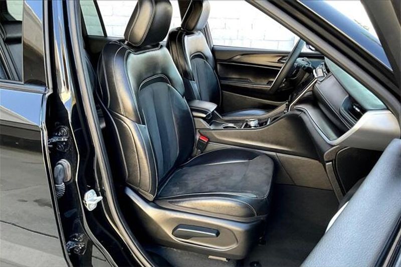 Used 2024 Jeep Grand Cherokee L AltitudeImage 6