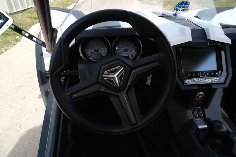 2019 Polaris SLINGSHOT SL ICON MONUMENT WHITE Image 9