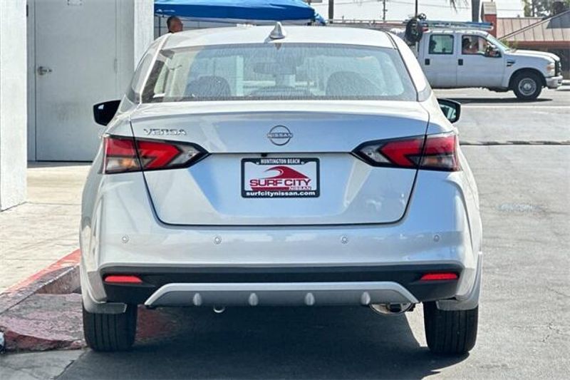 New 2025 Nissan Versa 1.6 SVImage 4