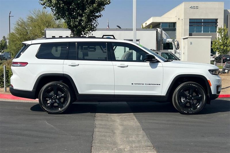 2025 Jeep Grand Cherokee Altitude photo 3