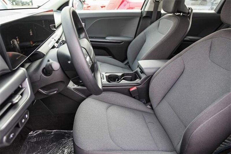 New 2025 Kia K4 LXImage 8