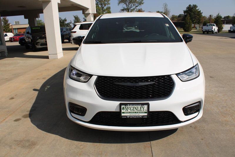 2026 Chrysler Pacifica photo 3